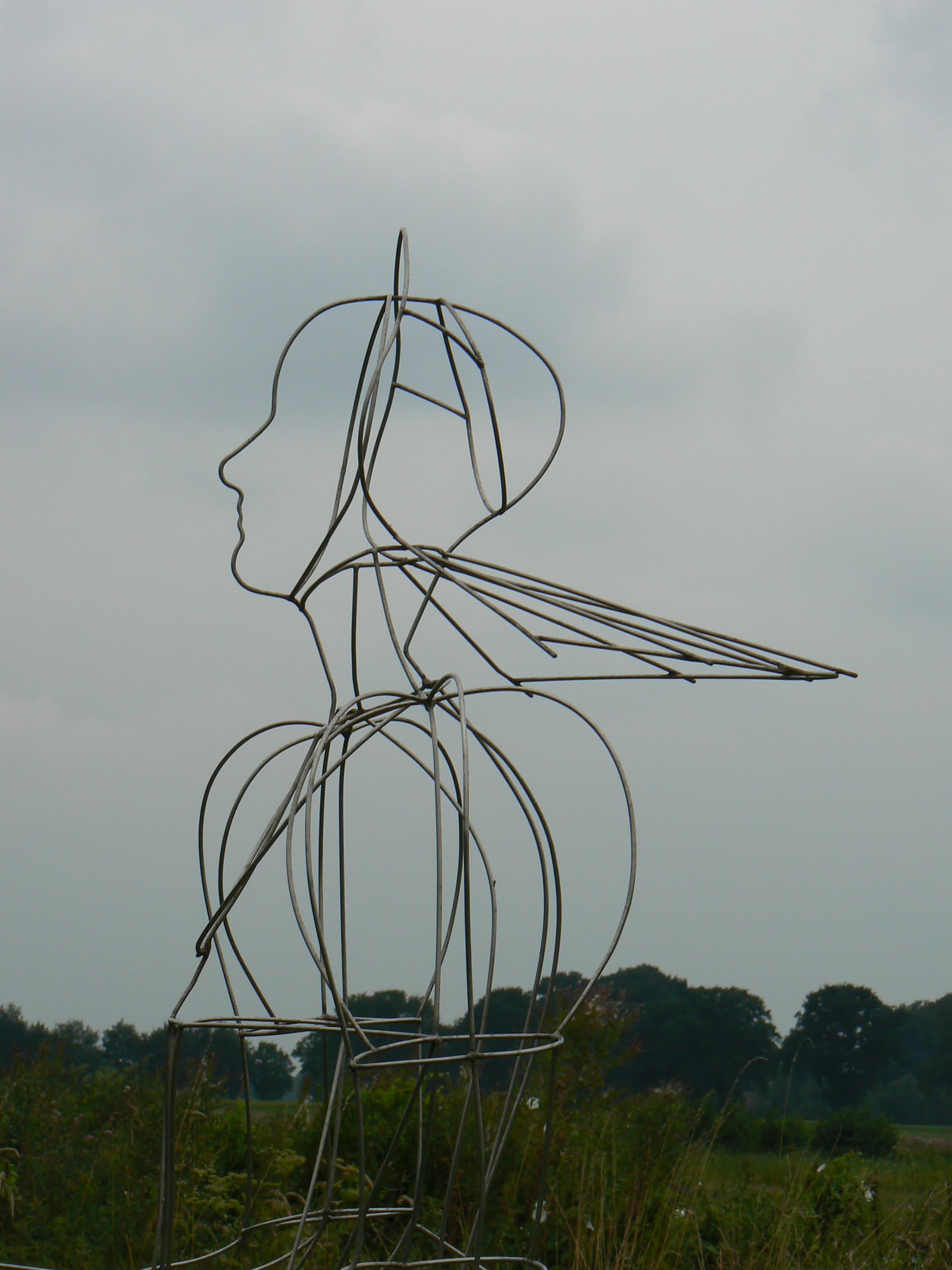 Fietsers bij een kunstwerk van de Kunstwegen-route.